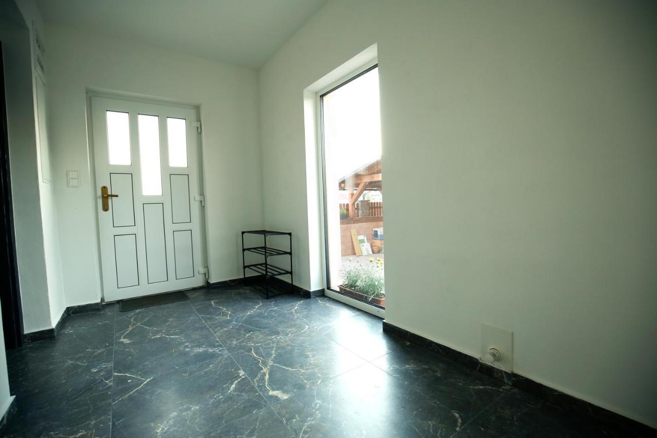 Apartman Devade Se Dvema Loznicemi A Wifi Pripojenim Trutnov Kültér fotó